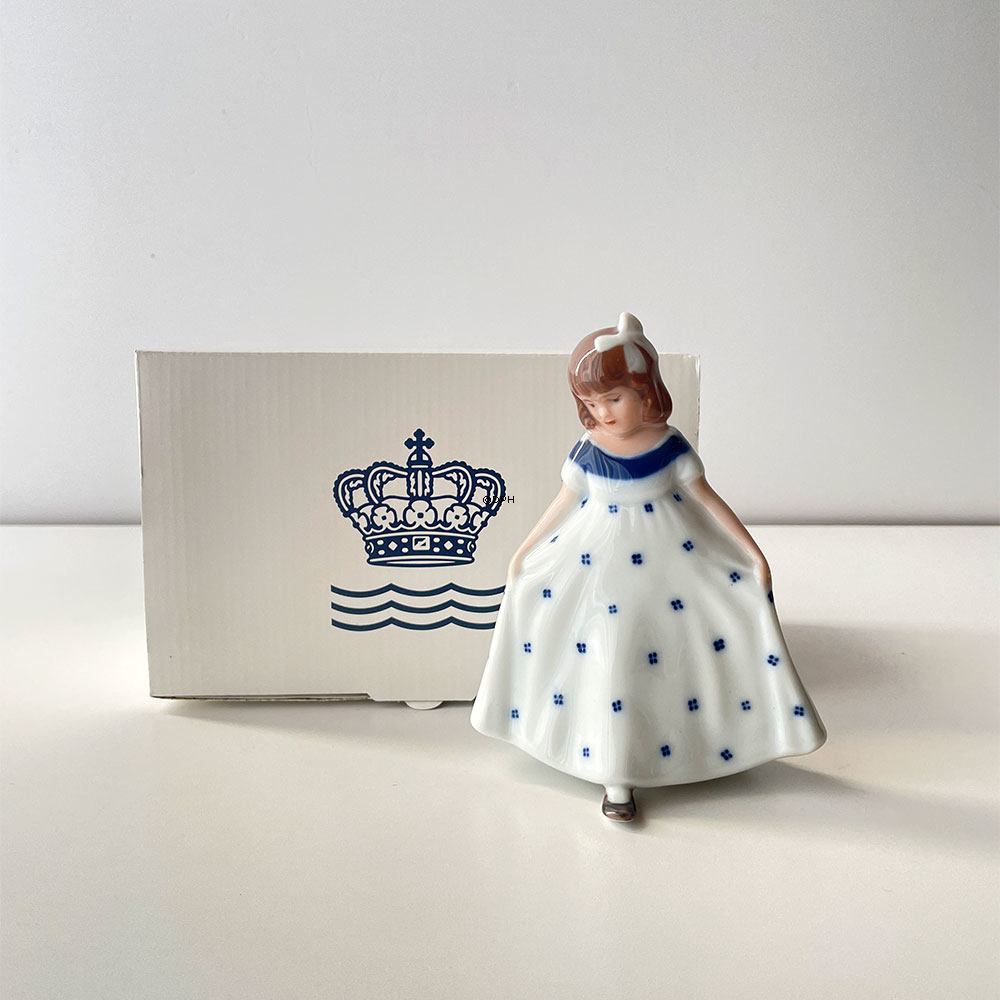 **Tysk:**  
Mini Tanzendes Mädchen mit weißem Kleid und blauen Punkten, Royal Copenhagen Figur Nr. 101