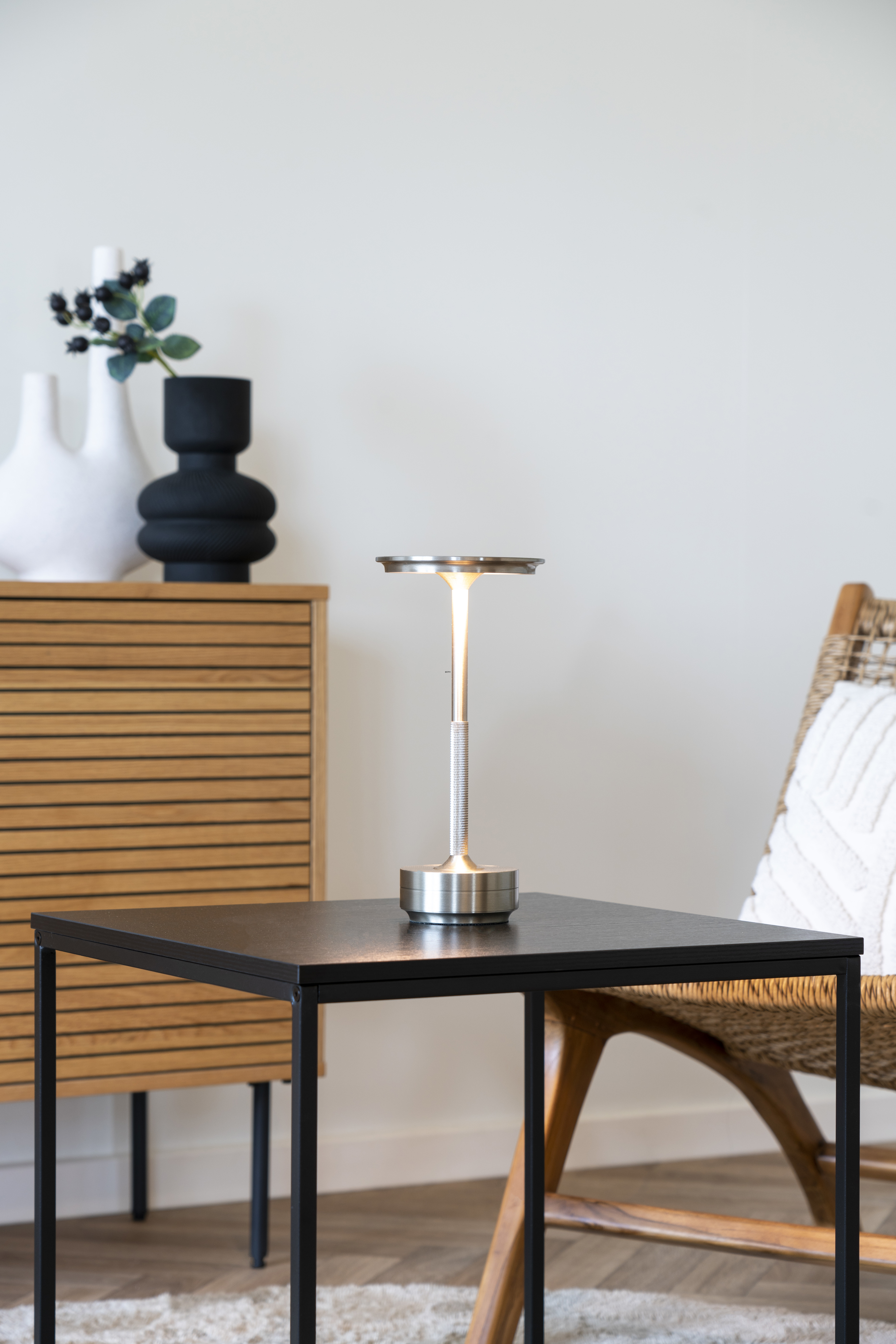 Wiederaufladbare LED-Tischlampe in Silber