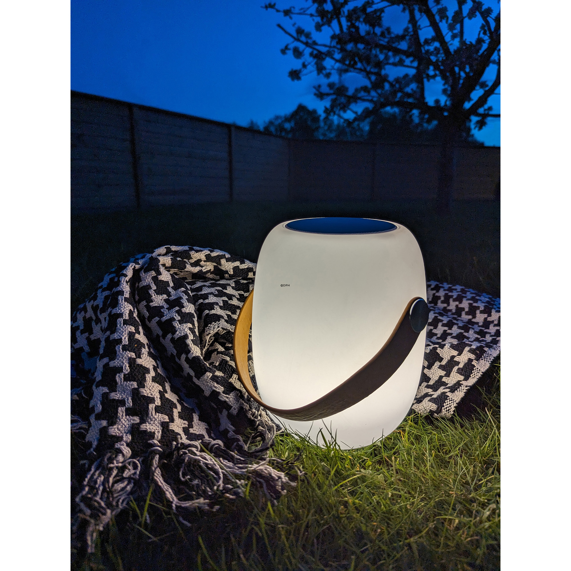 Kombinierte LED-Lampe und Bluetooth-Lautsprecher in Weiß mit Lederriemen, wiederaufladbar