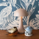 Liss LED Tischlampe in Sandfarbe, wiederaufladbar