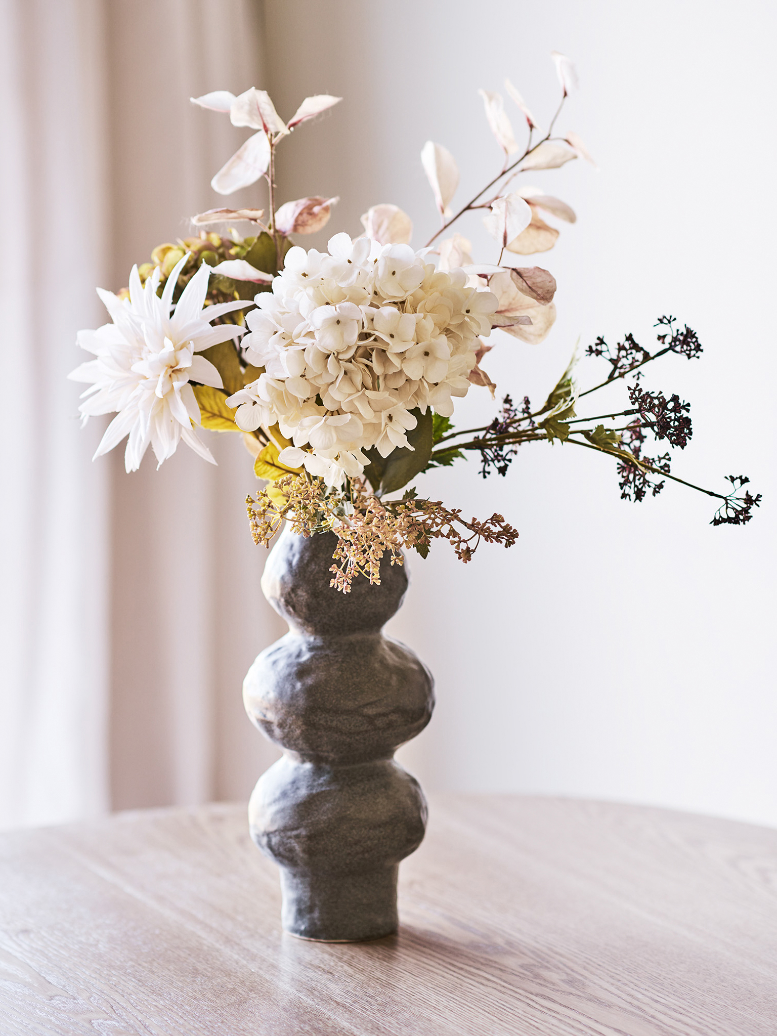 Naturgetreuer Blumenstrauß mit Hortensien in sanften, hellen Farbtönen, H: 63 cm
