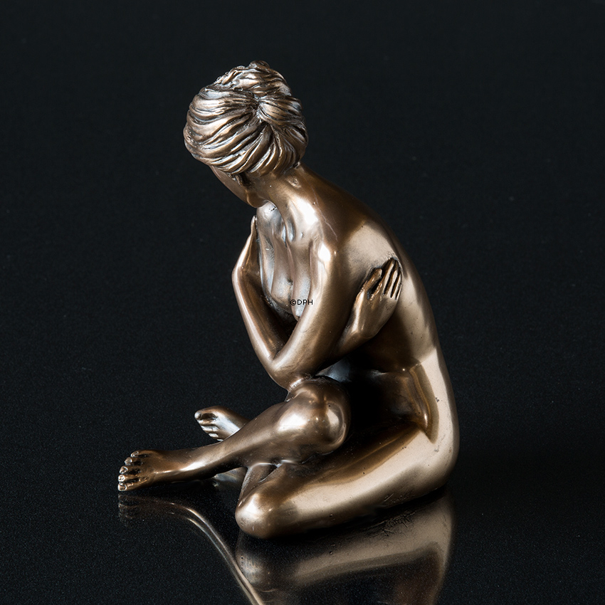 Frau sitzt mit ihren Armen um sich, Bronze finish