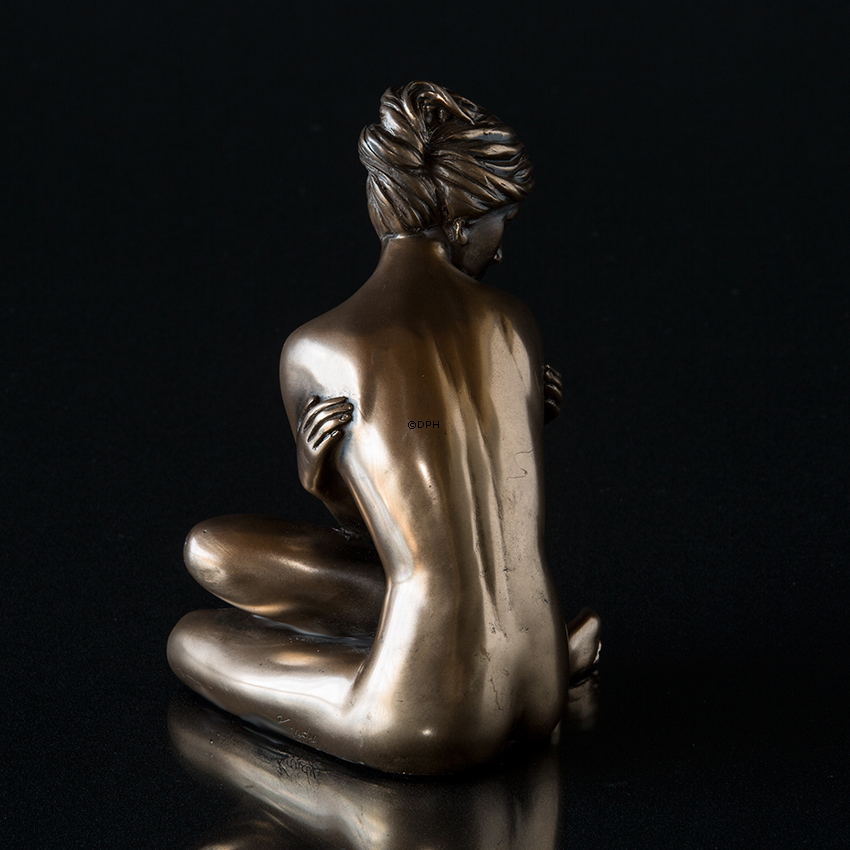 Frau sitzt mit ihren Armen um sich, Bronze finish