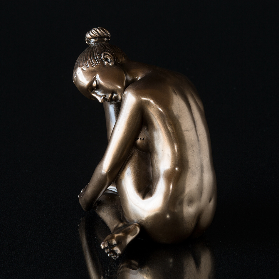Frau sitzt mit dem Kopf auf dem Knie, Bronze finish