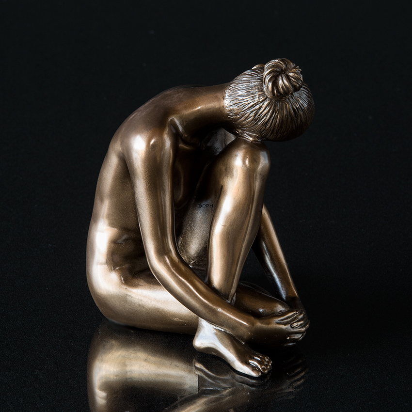 Frau sitzt mit dem Kopf auf dem Knie, Bronze finish