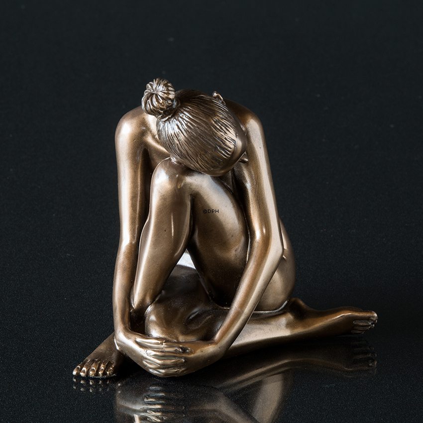 Frau sitzt mit dem Kopf auf dem Knie, Bronze finish