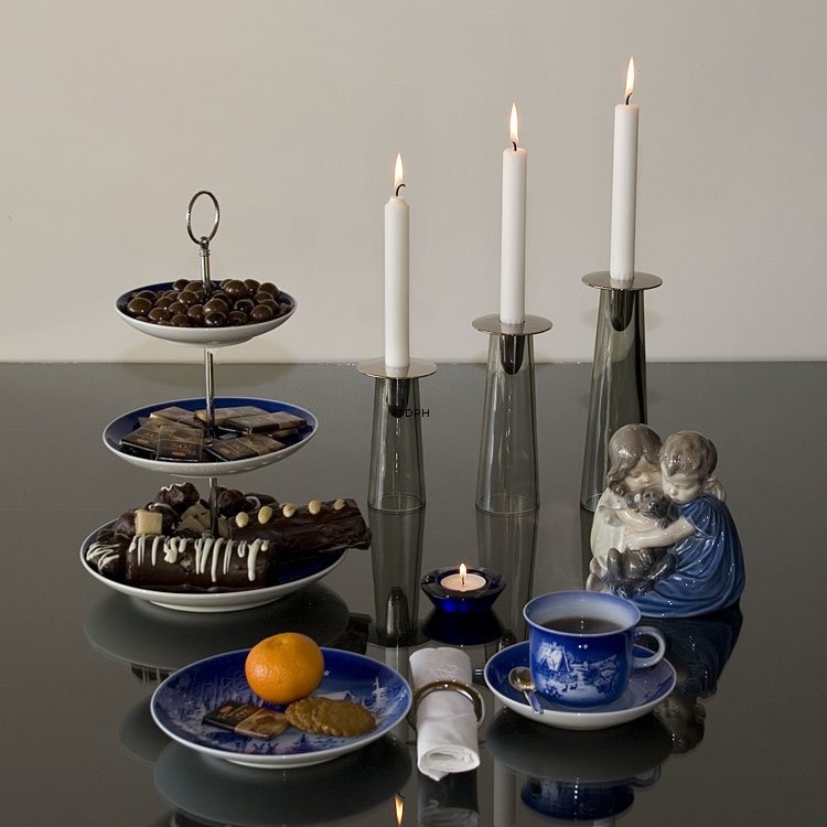 Komplette Etagere, dreischichtig, bestehend aus den abgebildeten B & G-Tellern (Pferde), Beschlägen usw.