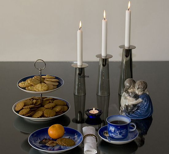 Komplette Etagere zweischichtig, bestehend aus Desiree Hans Christian Andersen Tellern, Beschlägen usw.