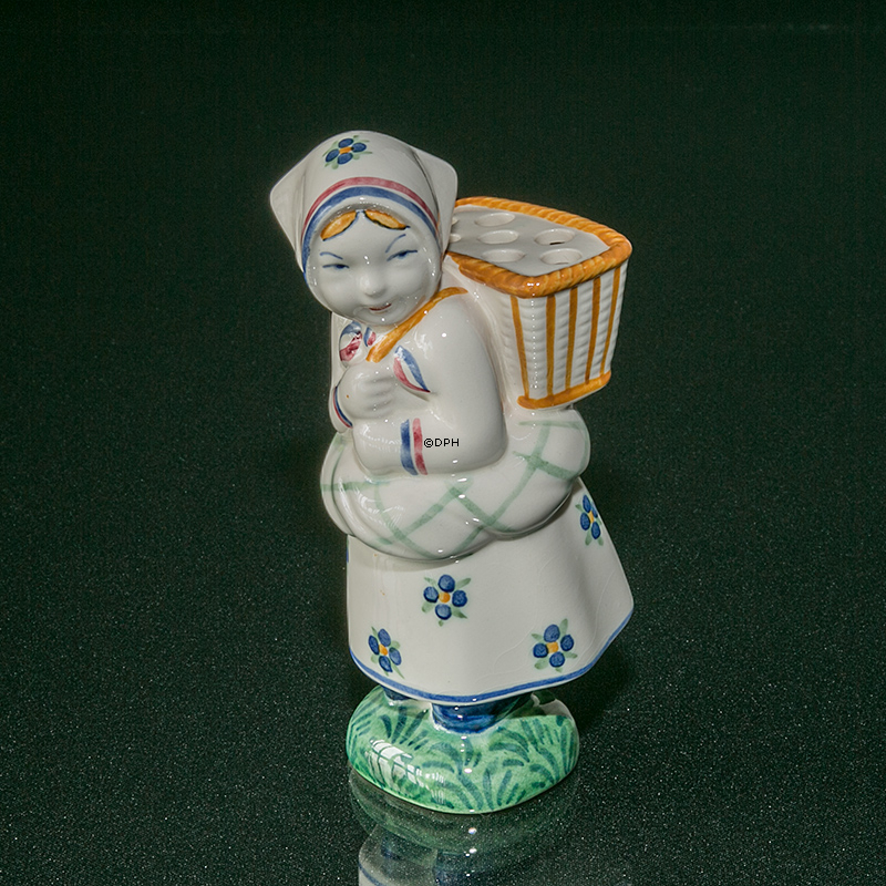 Mädchen aus Skovshoved, 1945, Aluminia Kinderhilfefigur Nr. 2390