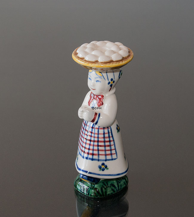 Frau mit Eiern 1947, Aluminia Kinderhilfefigur Nr. 2480
