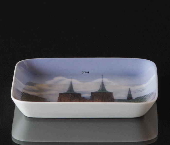 Quadratische Schale mit dem Dom zu Roskilde, Bing & Gröndahl Nr. 1300-6606