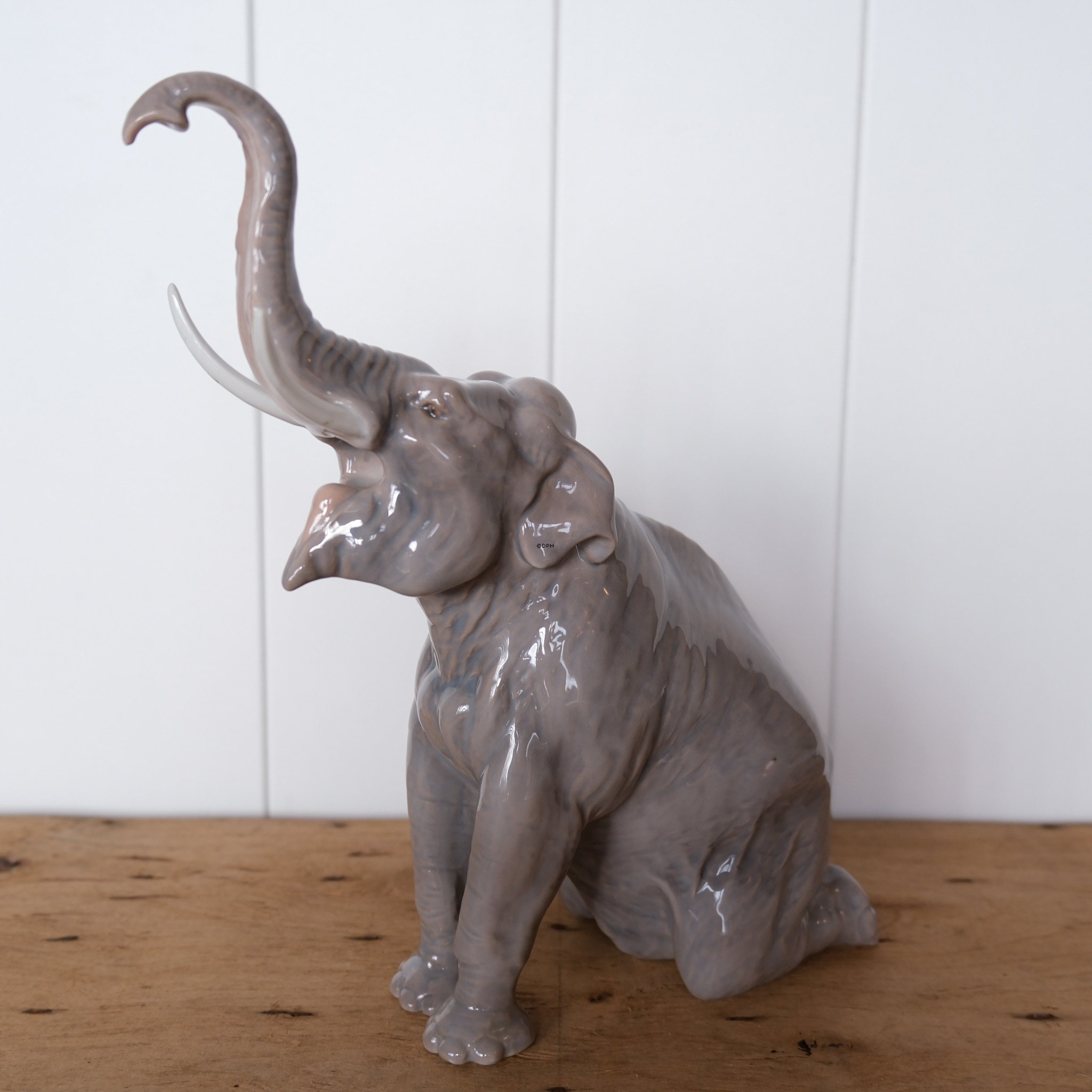 Elefant auf den Knien, Bing & Gröndahl Figur Nr. 1502