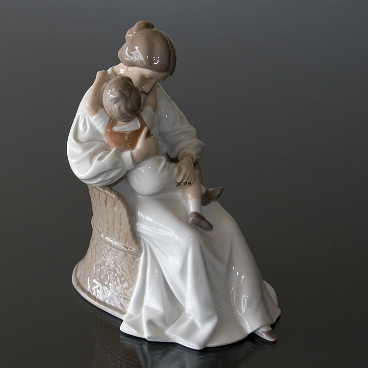 Mutter und Kind, Bing & Gröndahl Figur Nr. 1021401 / 1552