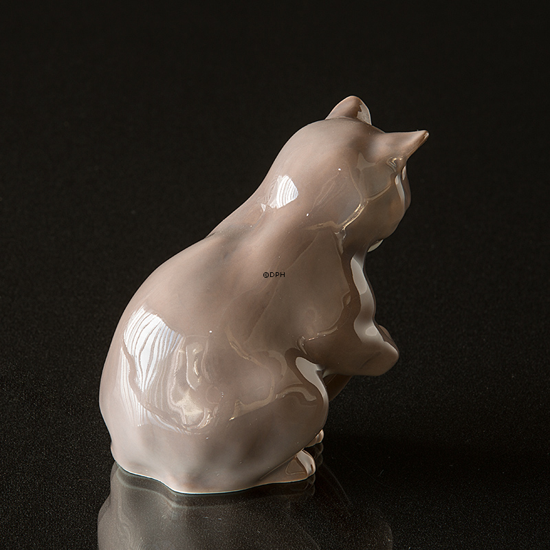 Sitzende Katze spielt mit seinem Schwanz, Bing & Gröndahl Figur Nr. 1553