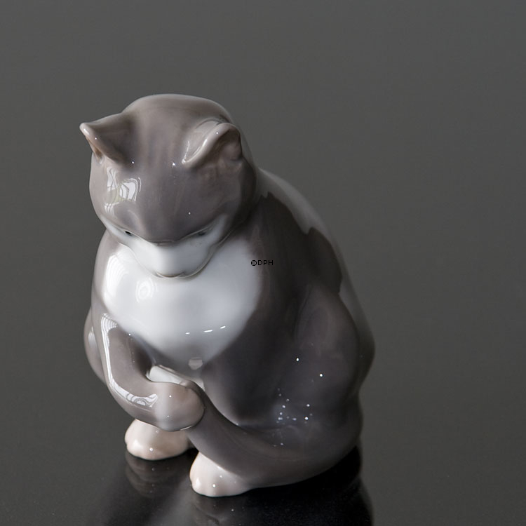 Sitzende Katze spielt mit seinem Schwanz, Bing & Gröndahl Figur Nr. 1553