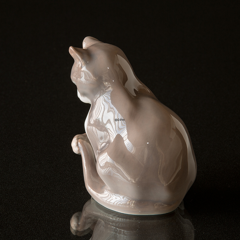 Sitzende Katze spielt mit seinem Schwanz, Bing & Gröndahl Figur Nr. 1553