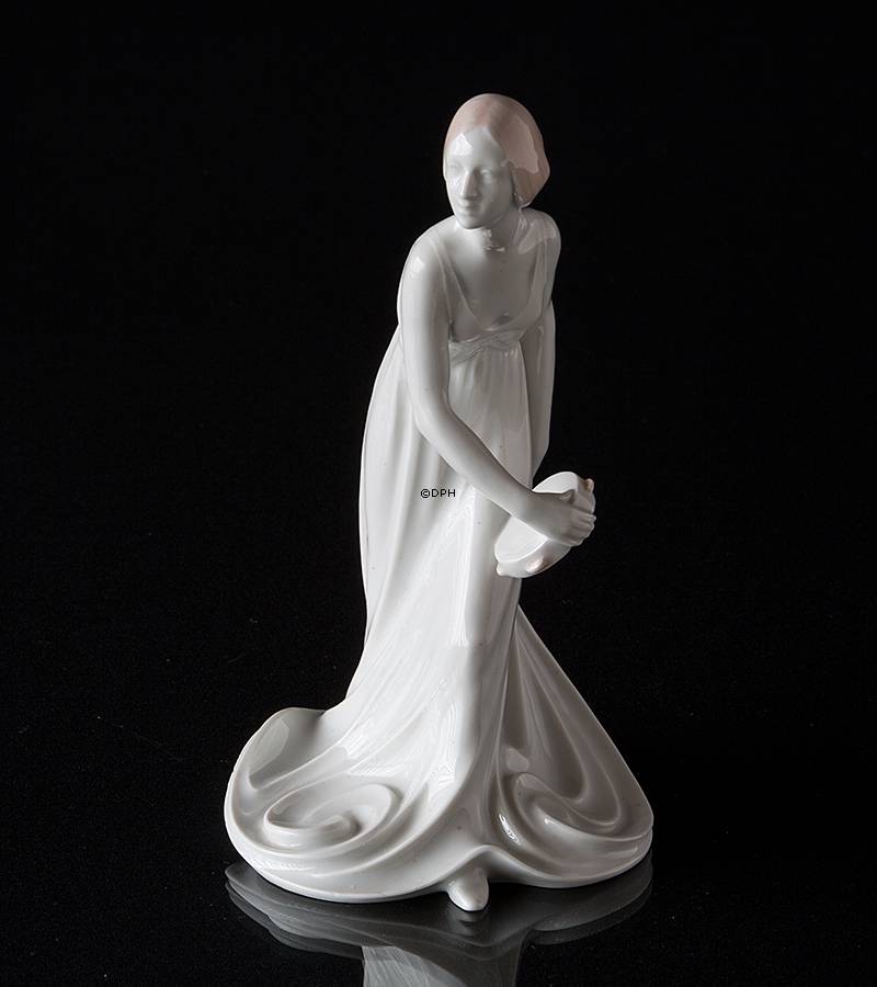 Mädchen mit Tamburin, Bing & Gröndahl mit Dahl Jensen Nr. 1578