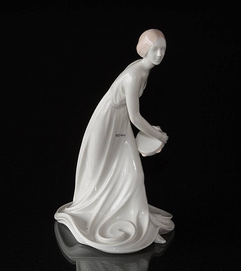 Mädchen mit Tamburin, Bing & Gröndahl mit Dahl Jensen Nr. 1578