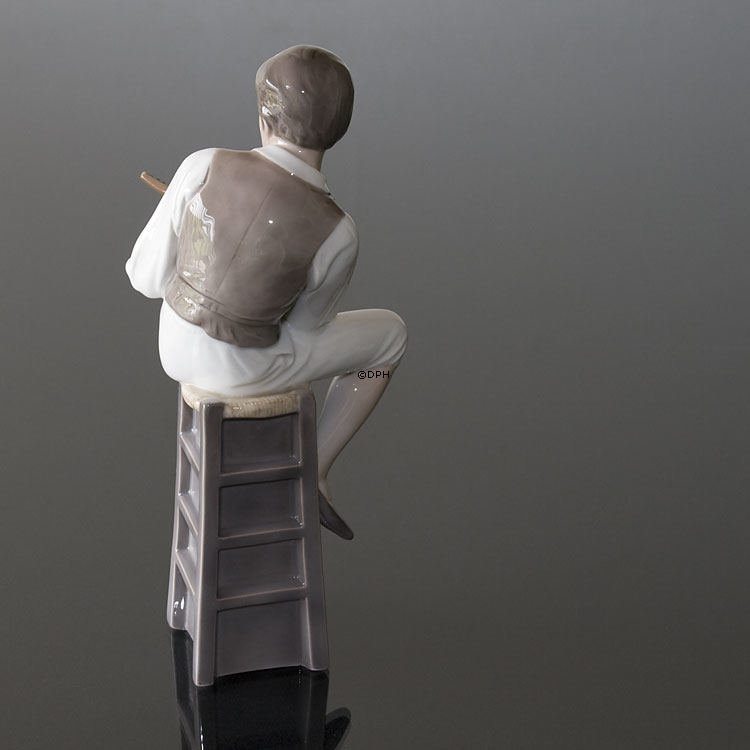 Mandolinenspieler sitzt auf einem Hocker, Bing & Gröndahl musikalische Figur Nr. 1600