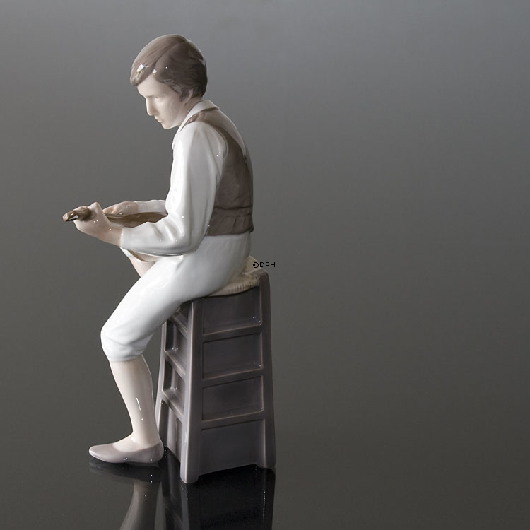 Mandolinenspieler sitzt auf einem Hocker, Bing & Gröndahl musikalische Figur Nr. 1600