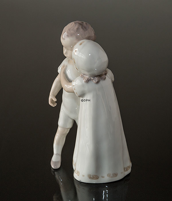 Liebe abgelehnt, Sonderausgabe, Mädchen versucht Junge zu küssen, Bing & Gröndahl Figur Nr. 1614