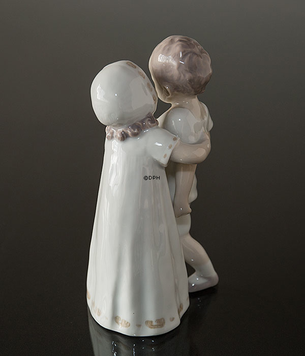 Liebe abgelehnt, Sonderausgabe, Mädchen versucht Junge zu küssen, Bing & Gröndahl Figur Nr. 1614