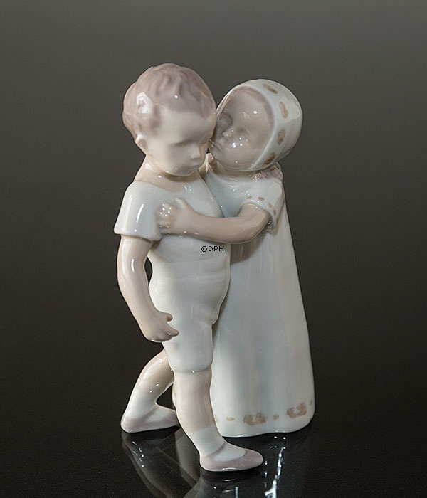 Liebe abgelehnt, Sonderausgabe, Mädchen versucht Junge zu küssen, Bing & Gröndahl Figur Nr. 1614