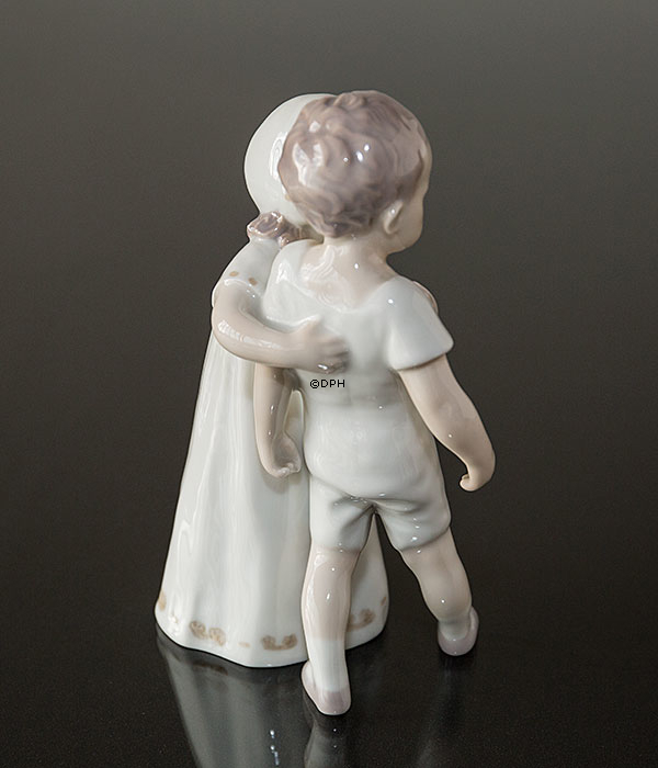 Liebe abgelehnt, Sonderausgabe, Mädchen versucht Junge zu küssen, Bing & Gröndahl Figur Nr. 1614