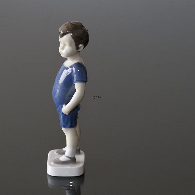 Kaj, Junge steht in Blau, Bing & Gröndahl Figur Nr. 1617