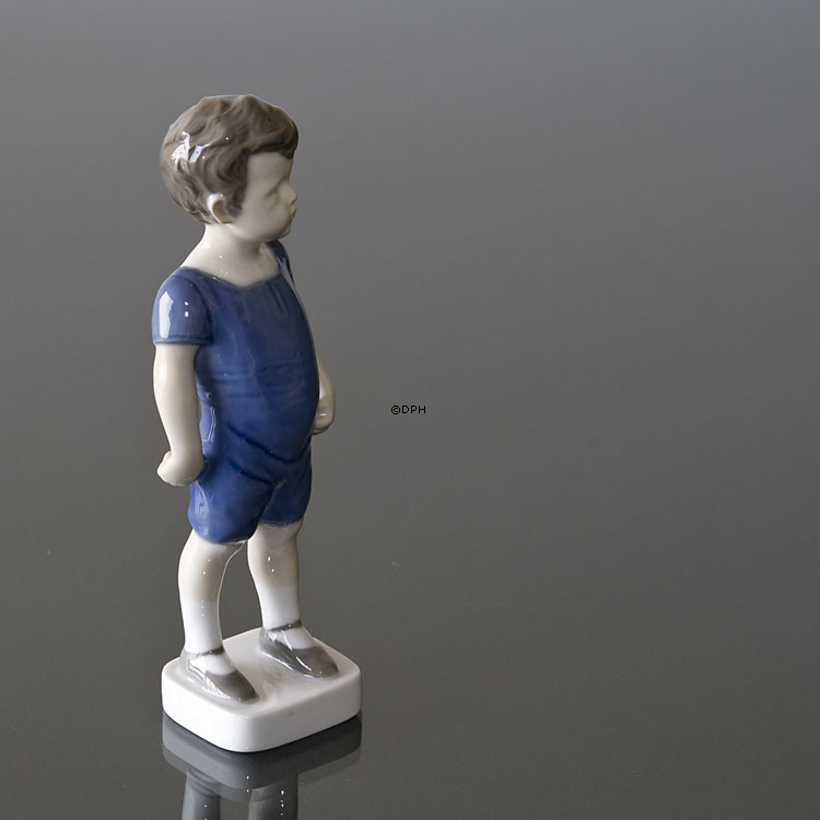 Kaj, Junge steht in Blau, Bing & Gröndahl Figur Nr. 1617