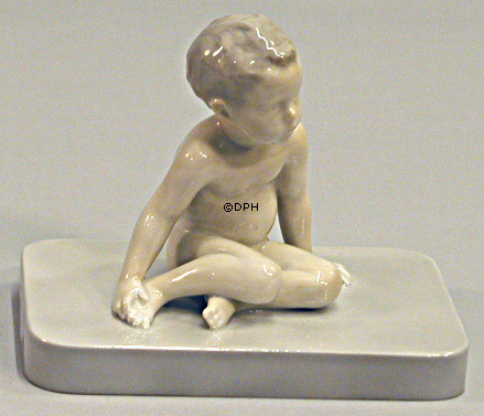 Junge auf Plateau, Bing & Gröndahl Figur Nr. 1649