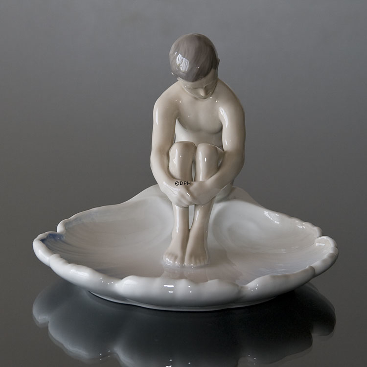 Junger Mann auf Tablett Nr. 1660, Bing & Gröndahl