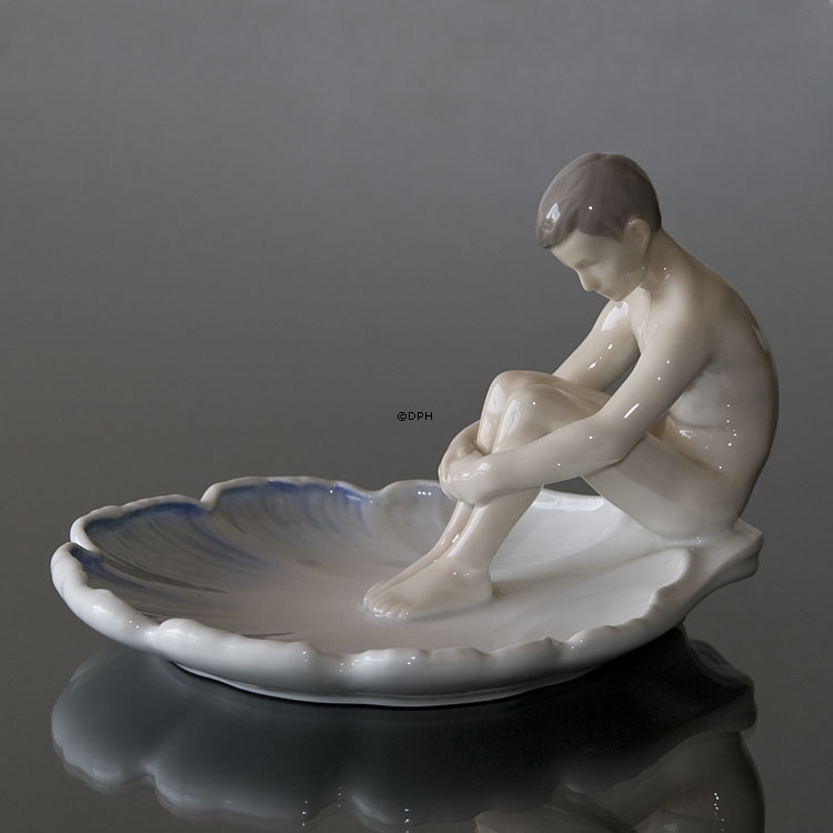 Junger Mann auf Tablett Nr. 1660, Bing & Gröndahl