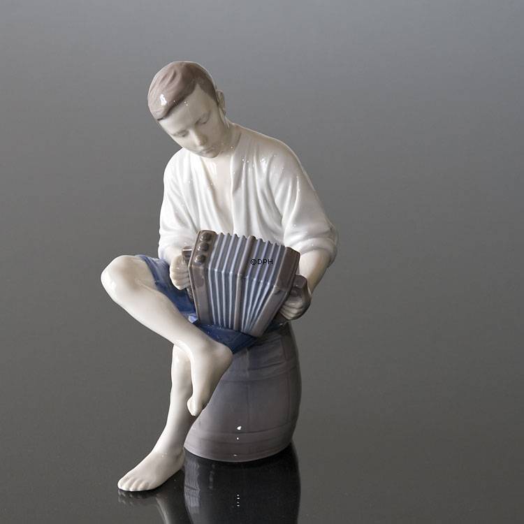 Junge spielt Akkordeon, Fröhlicher Seemann, Bing & Gröndahl musikalische Figur Nr. 1661