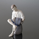 Junge spielt Akkordeon, Fröhlicher Seemann, Bing & Gröndahl musikalische Figur Nr. 1661