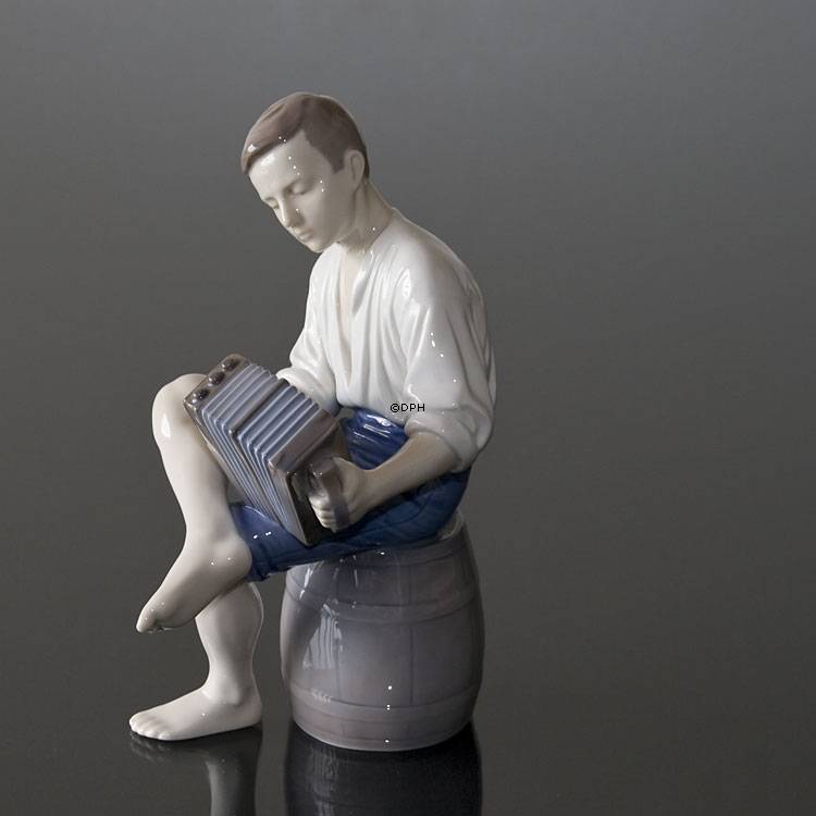 Junge spielt Akkordeon, Fröhlicher Seemann, Bing & Gröndahl musikalische Figur Nr. 1661