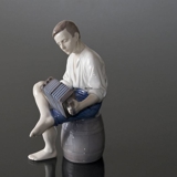 Junge spielt Akkordeon, Fröhlicher Seemann, Bing & Gröndahl musikalische Figur Nr. 1661