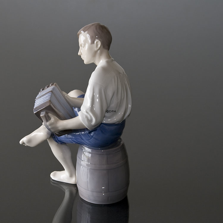 Junge spielt Akkordeon, Fröhlicher Seemann, Bing & Gröndahl musikalische Figur Nr. 1661