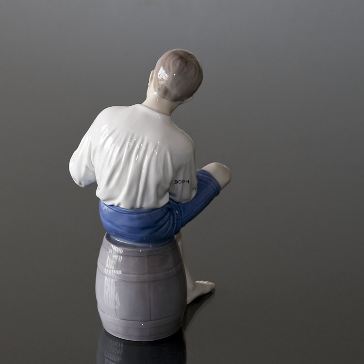 Junge spielt Akkordeon, Fröhlicher Seemann, Bing & Gröndahl musikalische Figur Nr. 1661