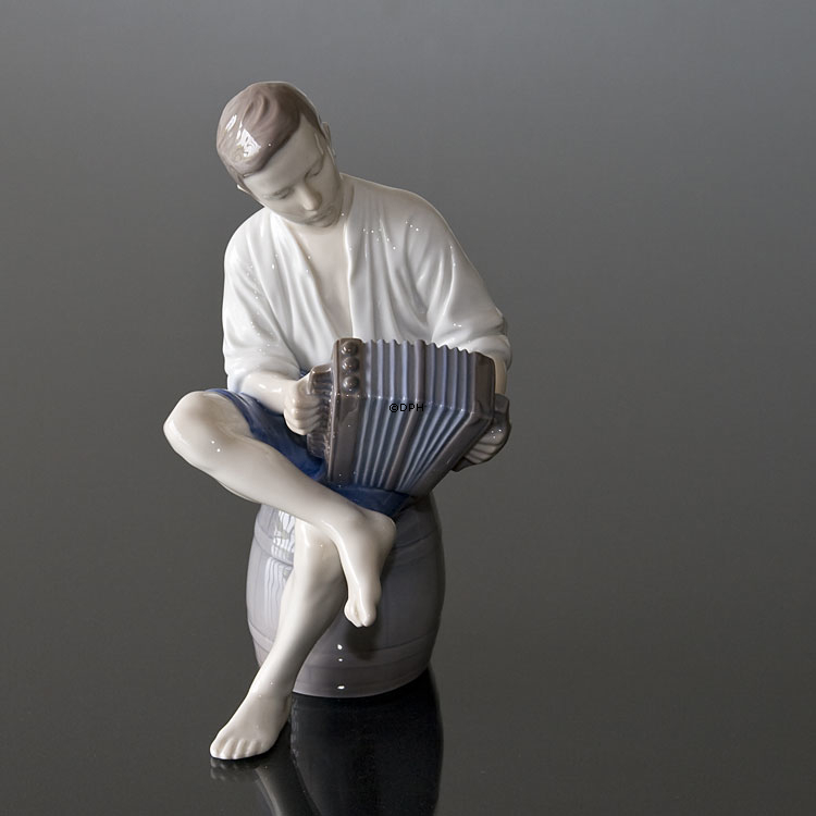 Junge spielt Akkordeon, Fröhlicher Seemann, Bing & Gröndahl musikalische Figur Nr. 1661