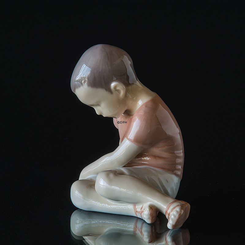 Junge sitzt traurig auf dem Boden in brauner Bluse, Bing & Gröndahl Figur Nr. 1671