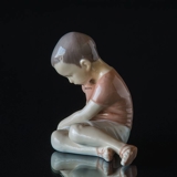 Junge sitzt traurig auf dem Boden in brauner Bluse, Bing & Gröndahl Figur Nr. 1671