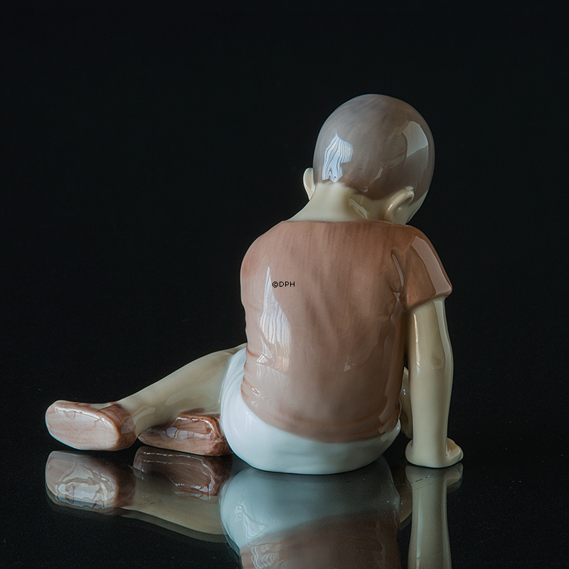 Junge sitzt traurig auf dem Boden in brauner Bluse, Bing & Gröndahl Figur Nr. 1671