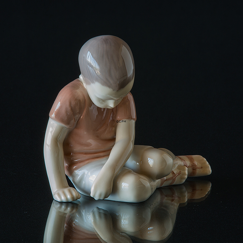 Junge sitzt traurig auf dem Boden in brauner Bluse, Bing & Gröndahl Figur Nr. 1671