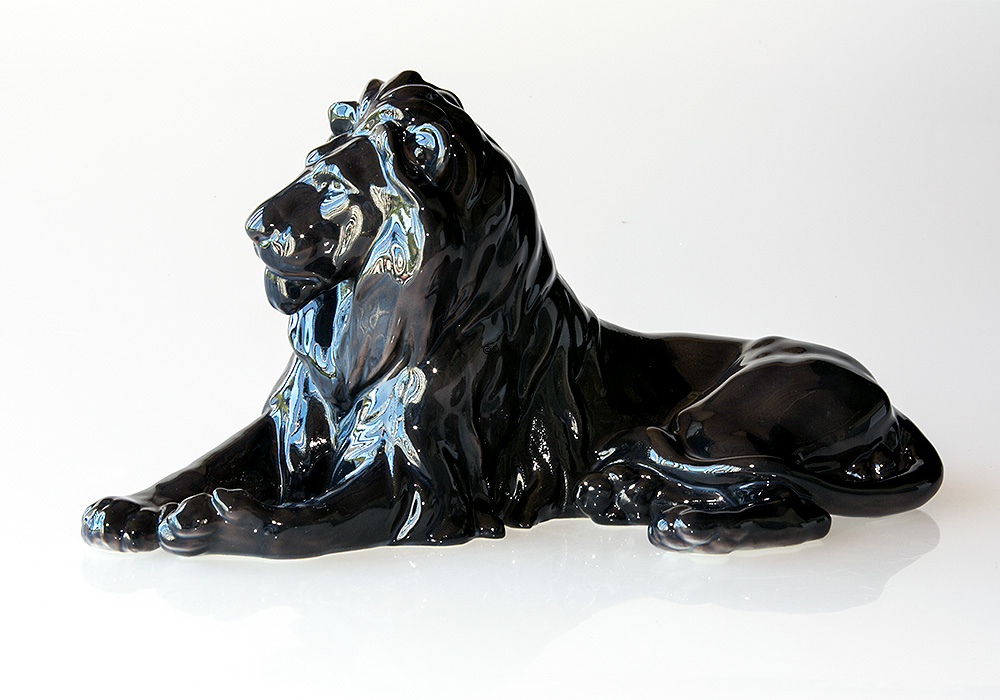 Schwarz Löwe (UNICA)  liegend majestätisch mit Kopf hoch, Bing & Gröndahl Figur Nr. 1677