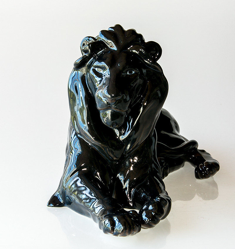 Schwarz Löwe (UNICA)  liegend majestätisch mit Kopf hoch, Bing & Gröndahl Figur Nr. 1677