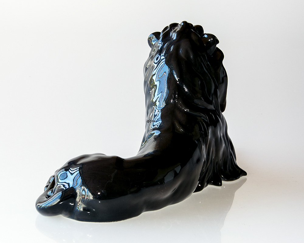 Schwarz Löwe (UNICA)  liegend majestätisch mit Kopf hoch, Bing & Gröndahl Figur Nr. 1677