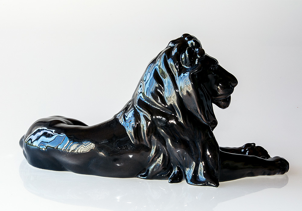 Schwarz Löwe (UNICA)  liegend majestätisch mit Kopf hoch, Bing & Gröndahl Figur Nr. 1677