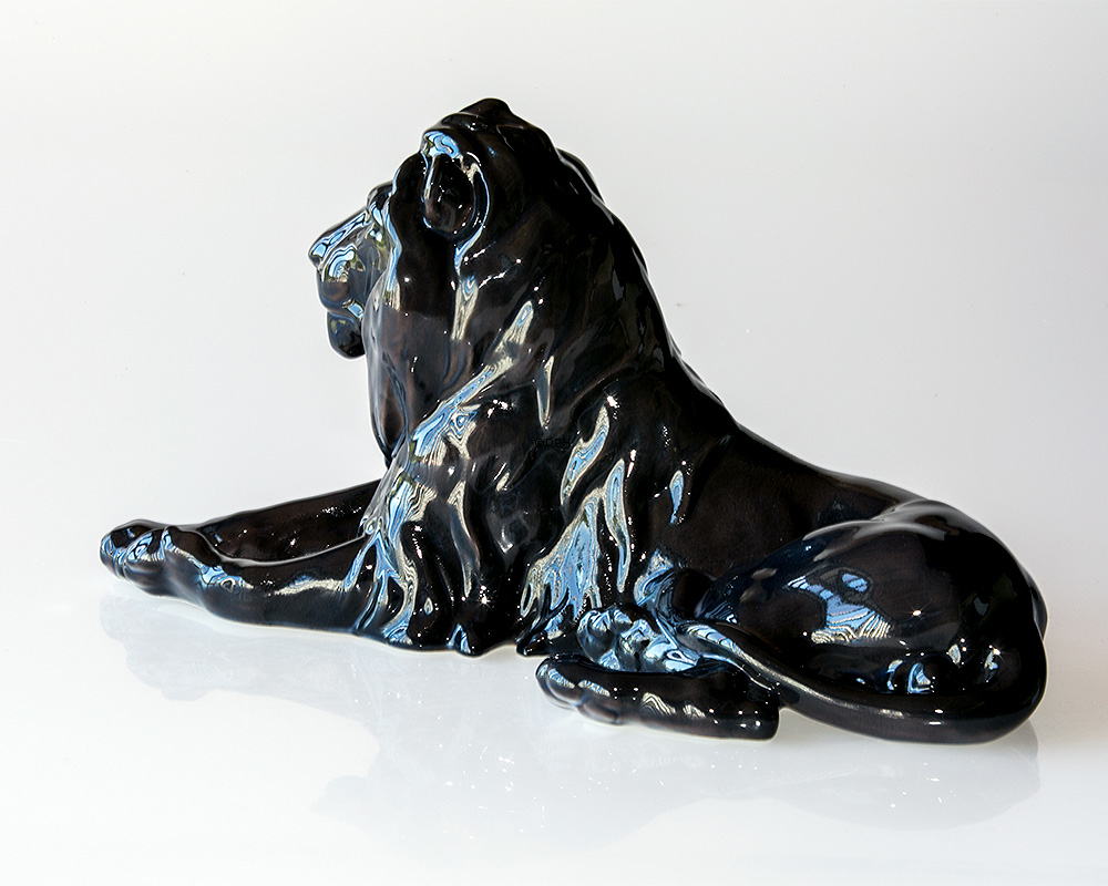 Schwarz Löwe (UNICA)  liegend majestätisch mit Kopf hoch, Bing & Gröndahl Figur Nr. 1677