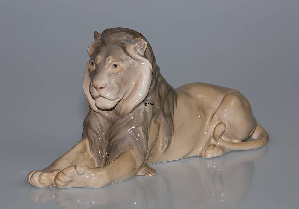 Löwe liegend majestätisch mit Kopf hoch, Bing & Gröndahl Figur Nr. 1677